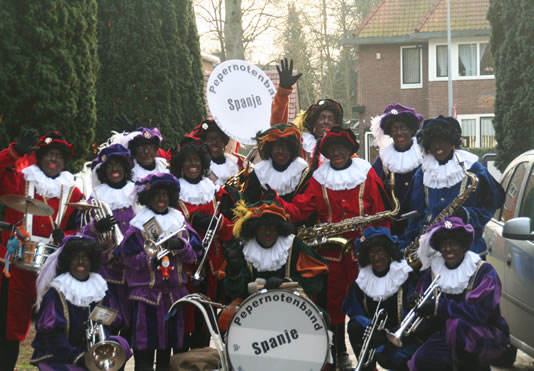pietenband groepsfoto voor de Wilhelminaschool in Hilversum